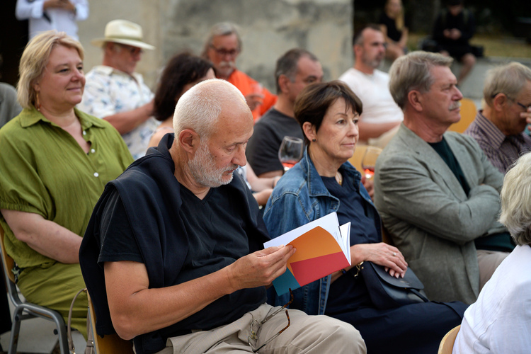 obiskovalci med ogledom prireditve