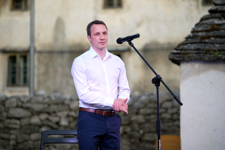 Mario Benkoč med nagovorom na odru