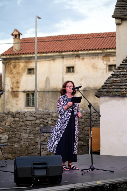 Ženja Leiler med nagovorom na odru