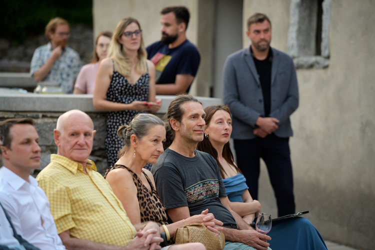 obiskovalci med ogledom prireditve