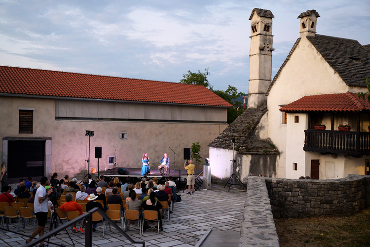Sara Gorše in Vlado Novak med pogovorom na odru