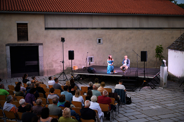 Sara Gorše in Vlado Novak med pogovorom na odru