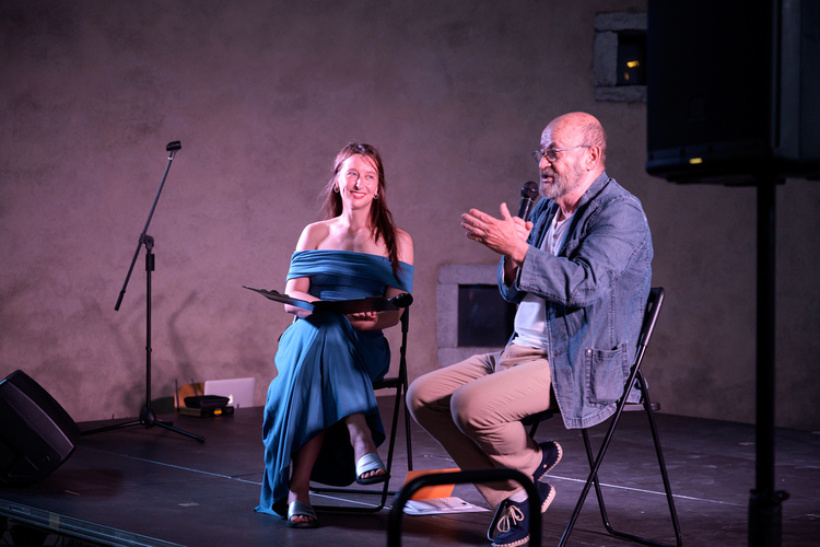 Sara Gorše in Vlado Novak med pogovorom na odru