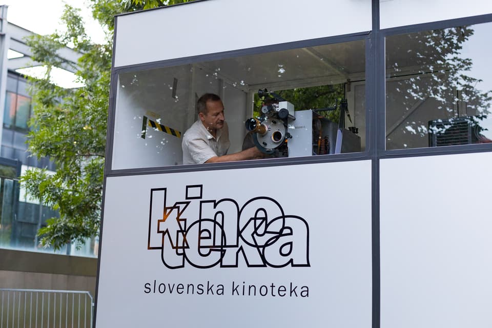 kinooperater v projekcijski kabini