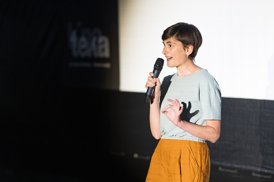 Anja Banko, sourednica programa Slovenske kinoteke, med nagovorom občinstva