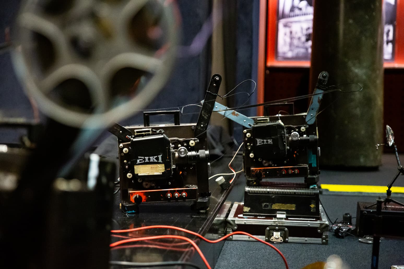 projektorji, s katerimi Metamkine zvočno opremi film