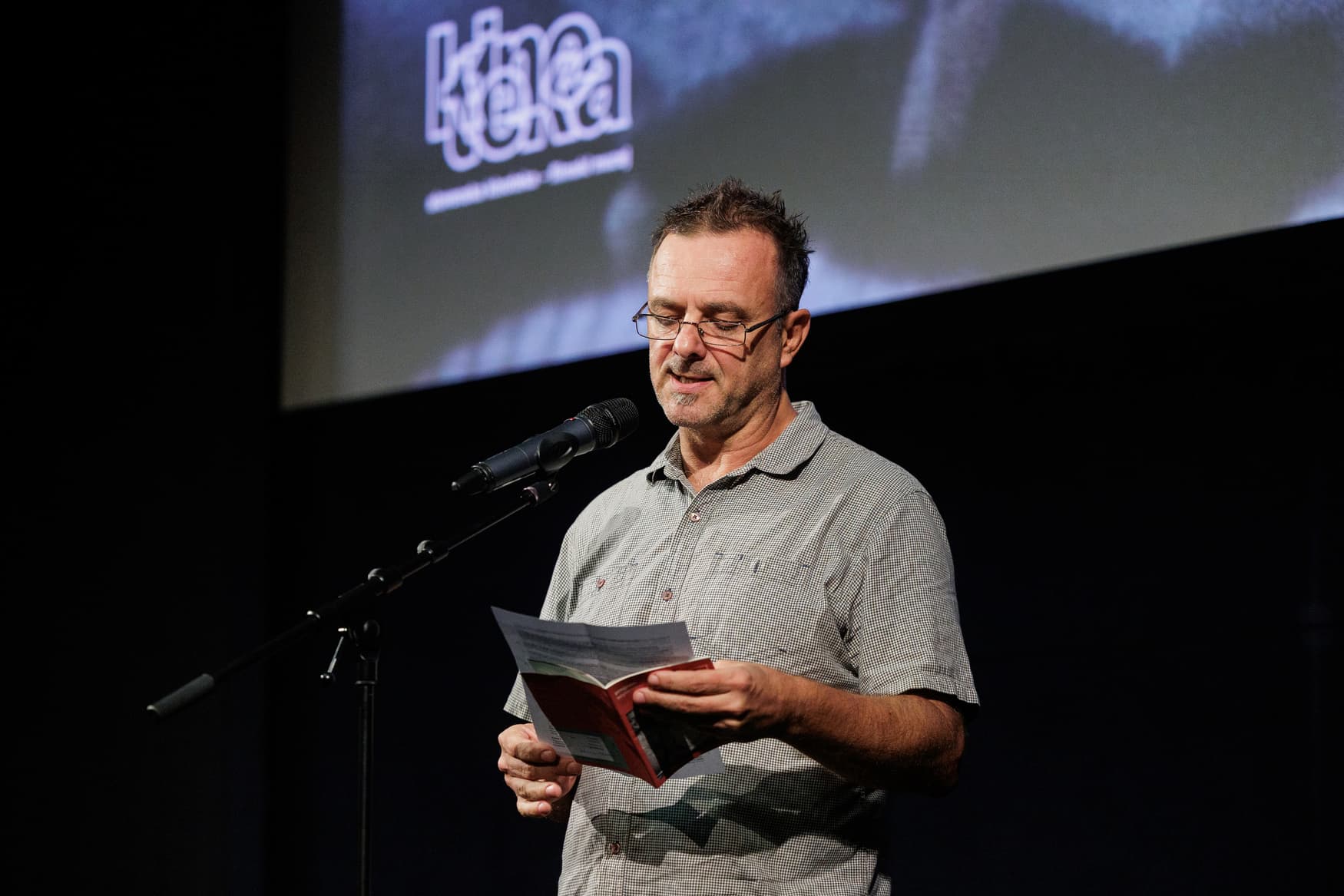 Igor Prassel, programski urednik Slovenske kinoteke, med nagovorom občinstva