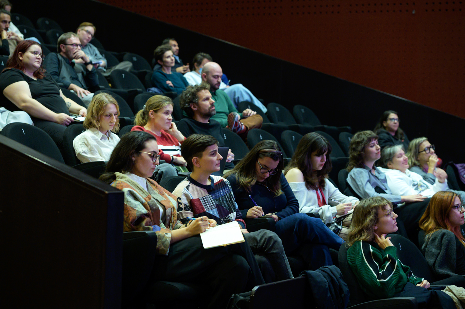 publika med poslućanjem predavanja