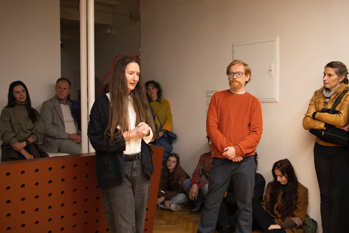 Lucija Smodiš in Jurij Bobič, kustosa razstave, med govorom