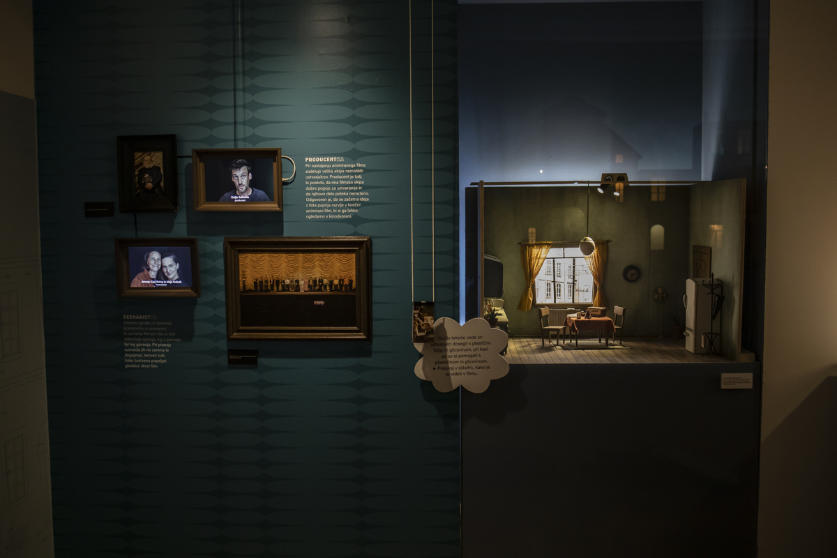 pogled v razstavni prostor z različnimi eksponati