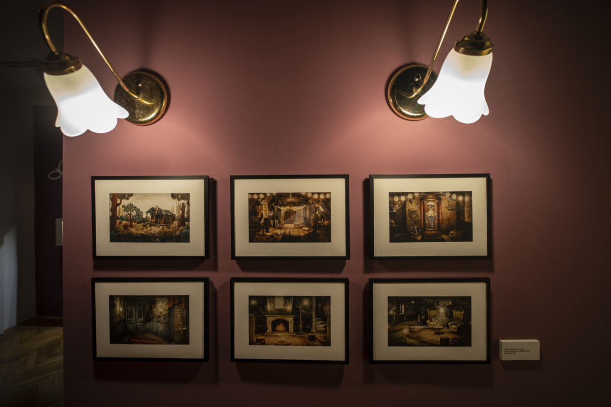 na steni viseče fotografije iz filma