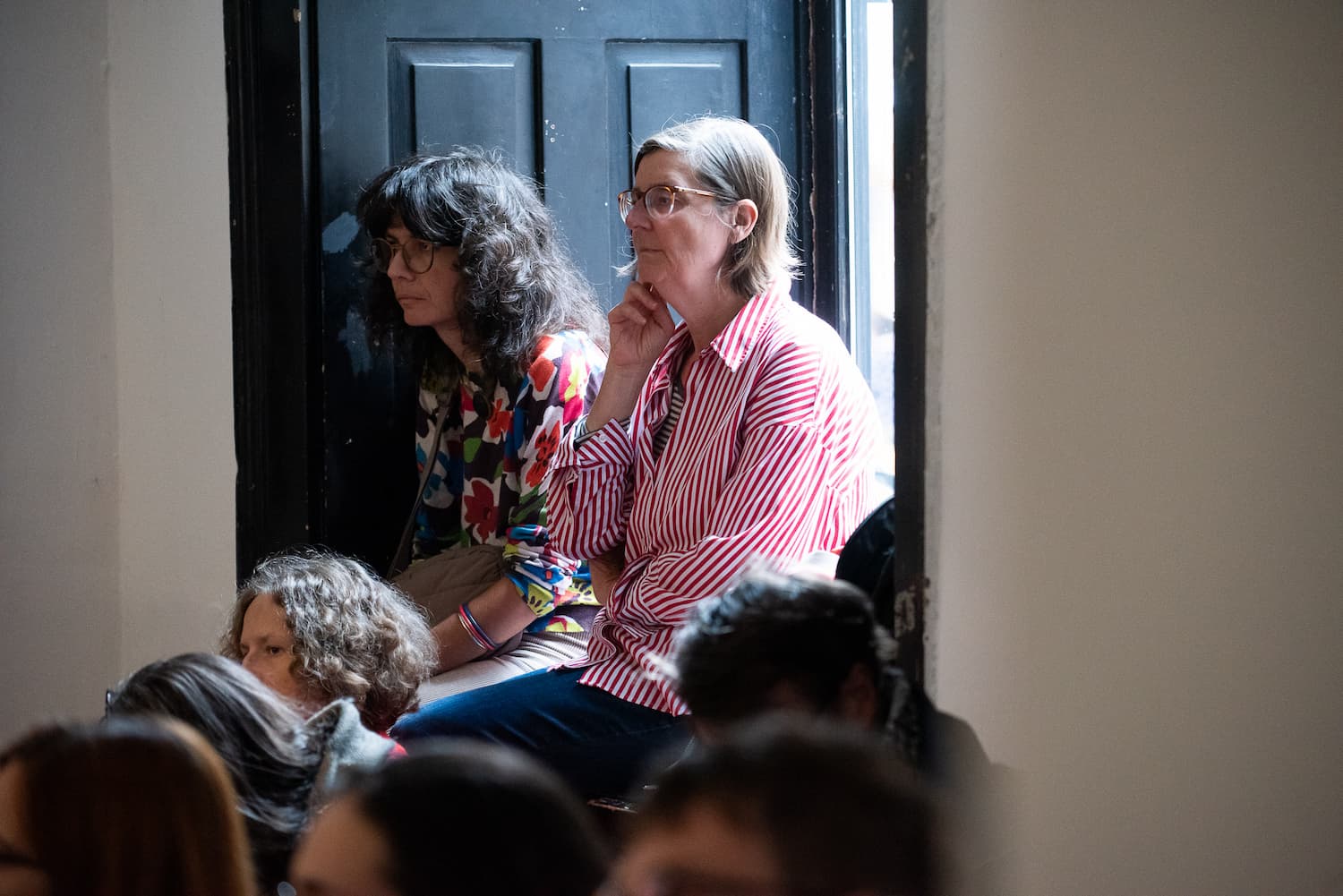 obiskovalci med poslušanjem predavanja