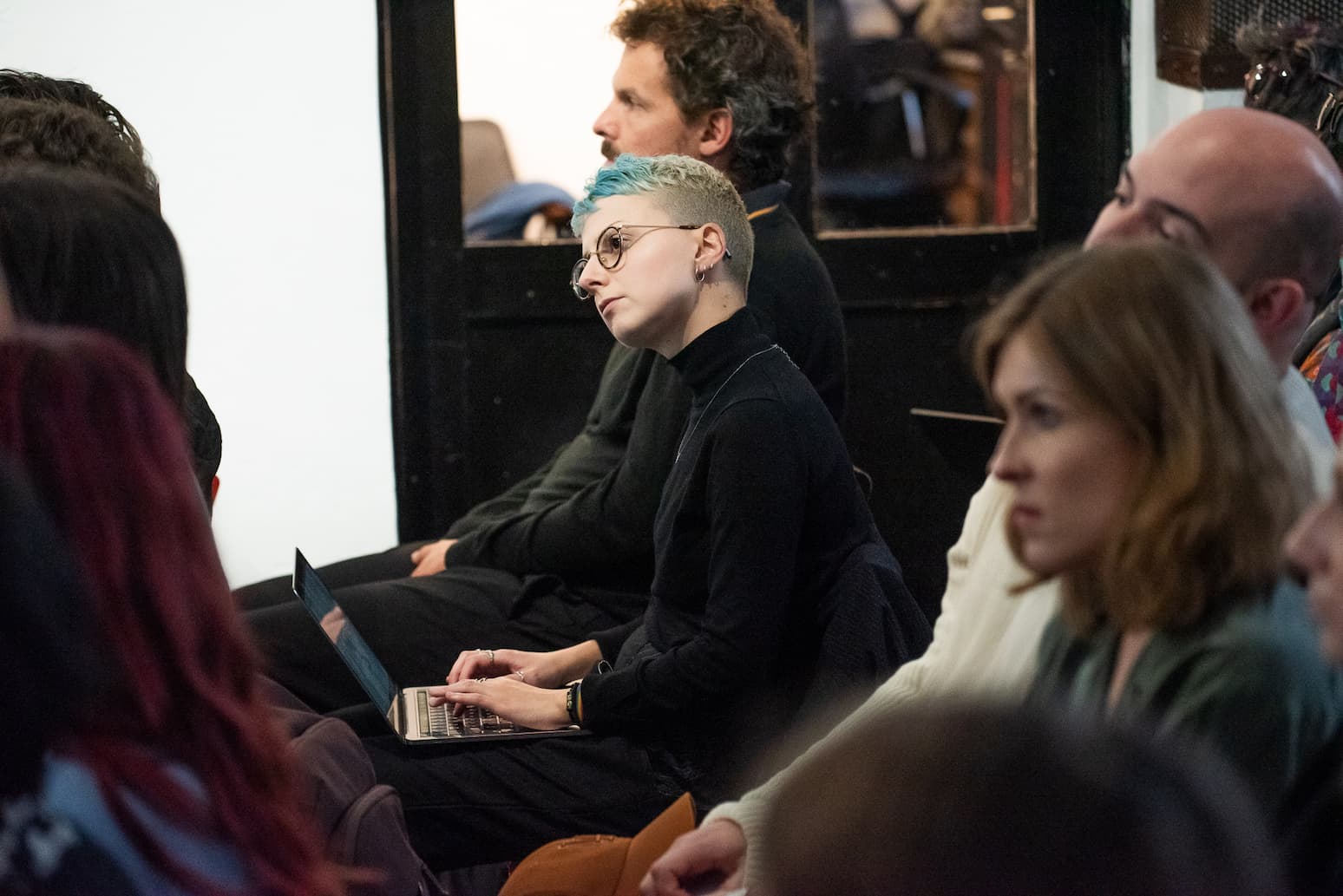 obiskovalci med poslušanjem predavanja