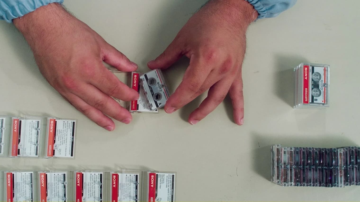 prizor iz filma Mikrokaseta – najmanjša kaseta, kar sem jih videl