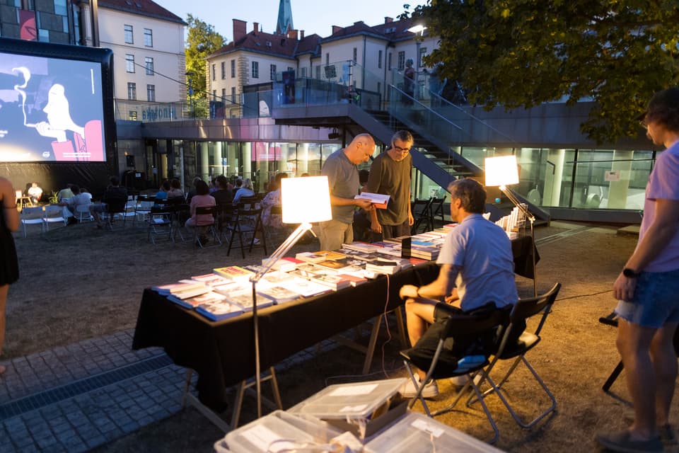 obiskovalci si ogledujejo pop up knjižnico