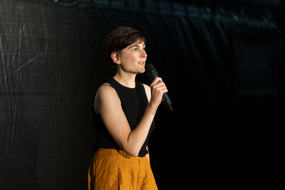 Anja Banko napoveduje filmsko projekcijo