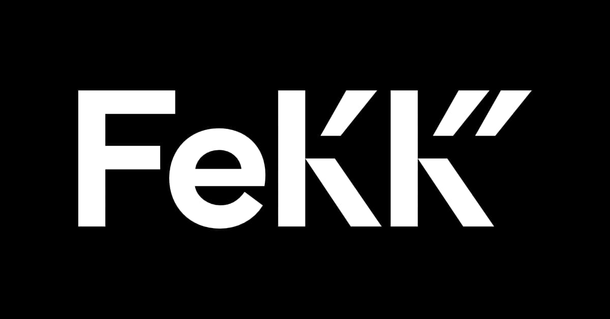 bele inicialke FEKK na črnem ozadju