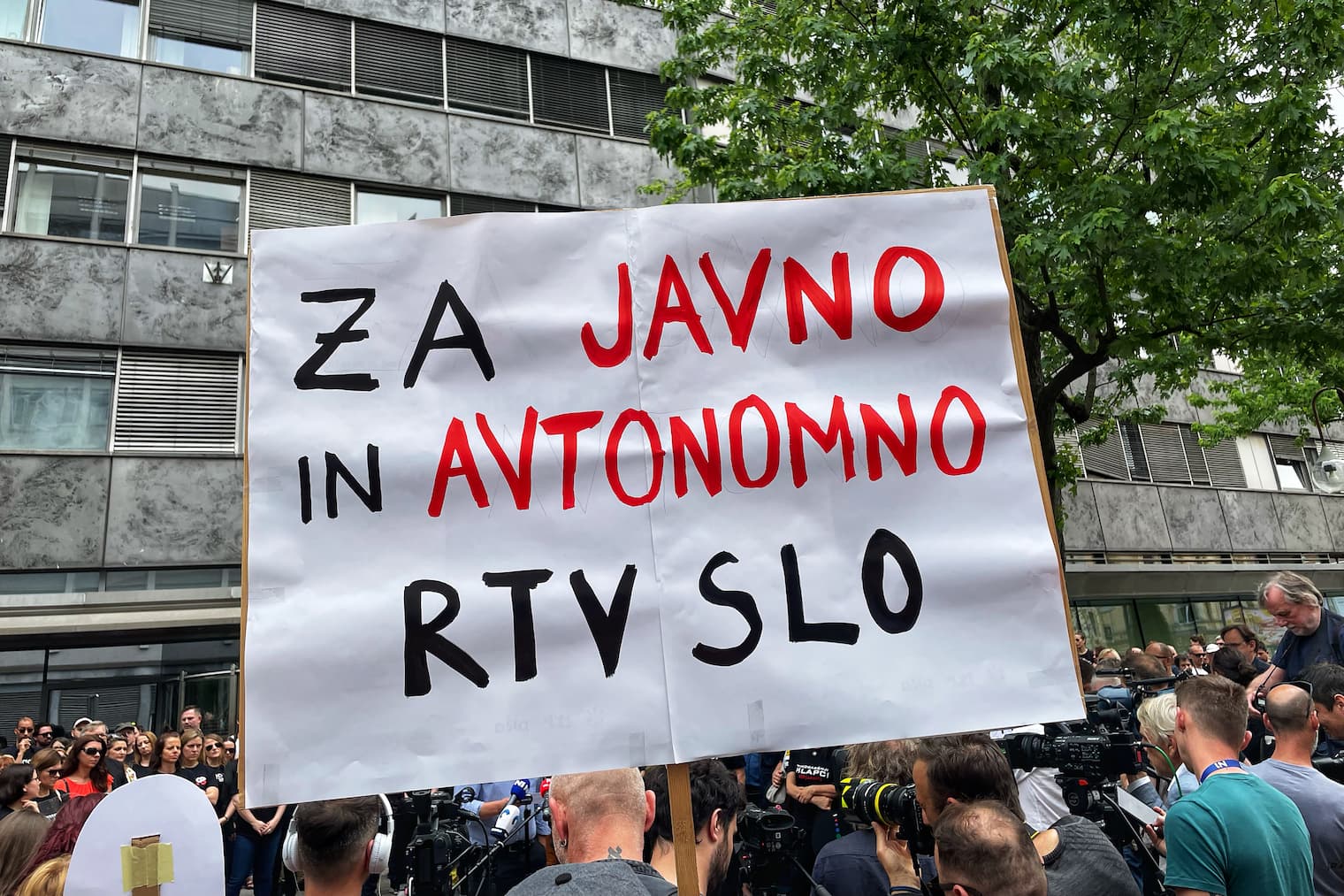 protestniki pred stavbo RTV-ja nosijo transparent Za javno in avtonomno RTV SLO